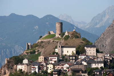 Le château et la tour Bayard - Saillon Image 1